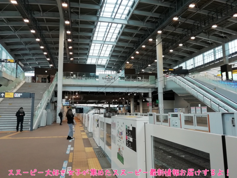 スヌーピーミュージアム東京南町田グランベリーパーク駅ロゴ型スタチュー2