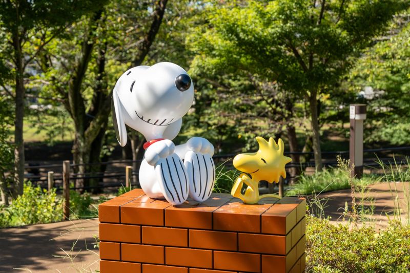 スヌーピーミュージアムスタチュー鶴間公園2体追加レンガ笑ってるウッドストック