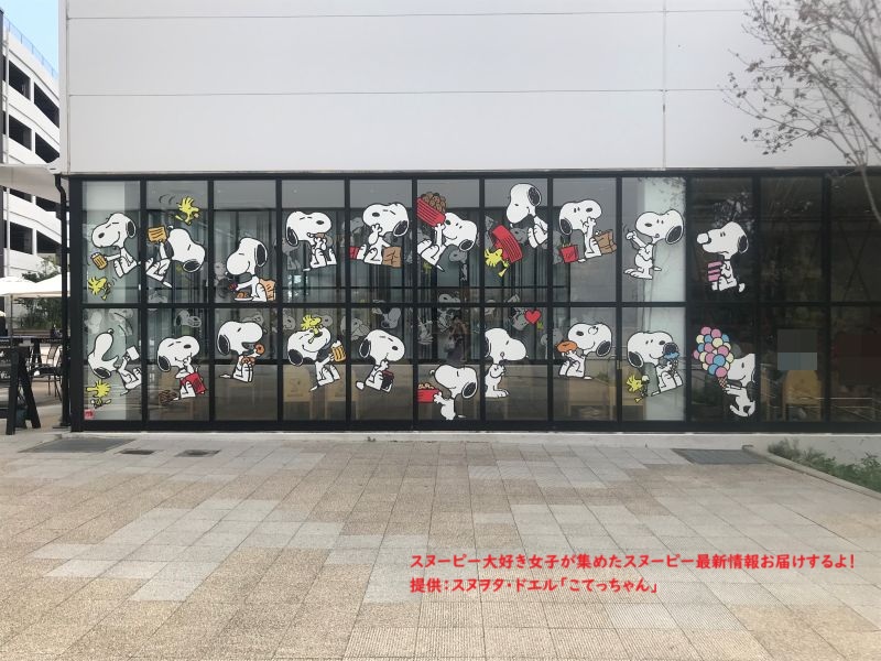 スヌーピーのピーナッツカフェショーウインドウ