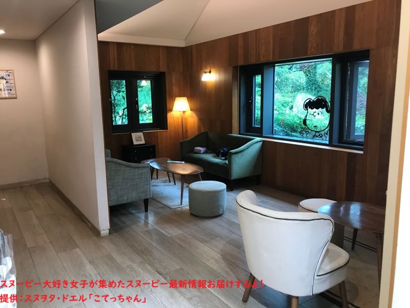 スヌーピーガーデン・Lucy's Lemonade Cafeのソファ席